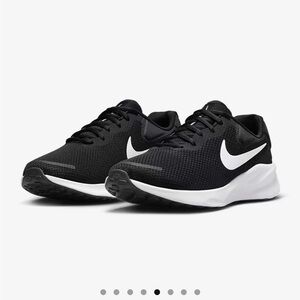 Nike Revolution 7 Size 5.5 Wide NWT & Box!